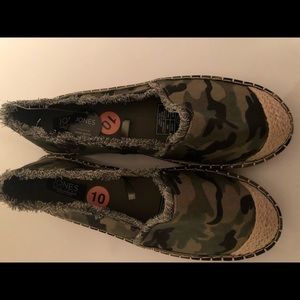 Signature Jones New York Camo Slip On. NEW